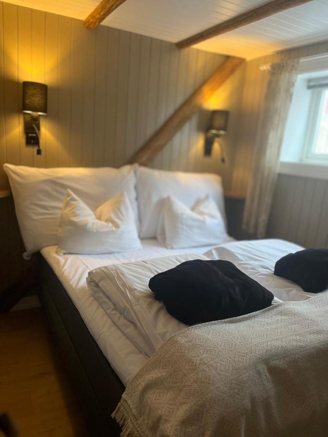 Lofoten Suite Apartments - Rostad Retro Rorbuer Reine Ngoại thất bức ảnh